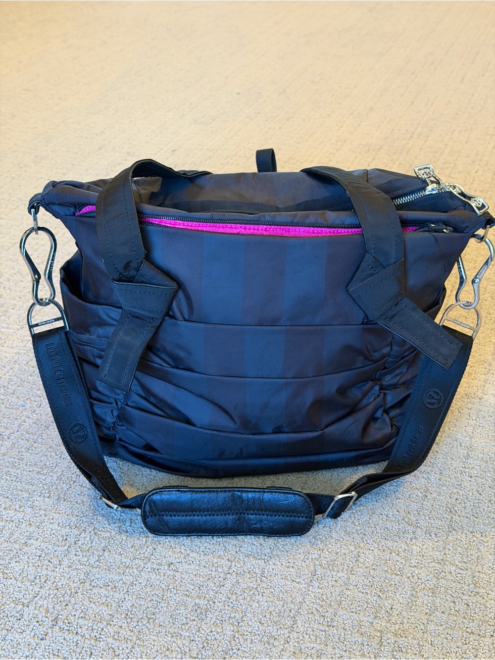 Lululemon Triumphant Black Tote Shoulder Bag with Bright Pink Liner - Picture 4 of 14